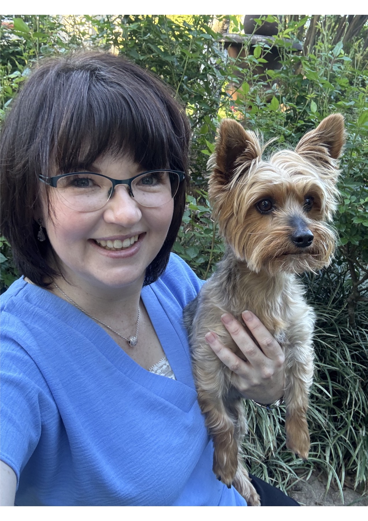 Dr. Suné Scholtz with therapy dog Mzansi